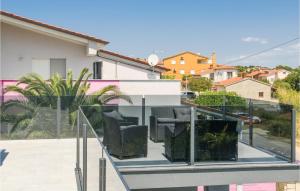 Balkón alebo terasa v ubytovaní 5 Bedroom Stunning Home In Liznjan