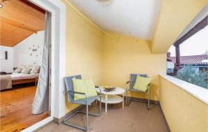una habitación con dos sillas y una mesa y una cama en Holiday Home Gajana Gajana, en Gajana 39 fotos más