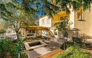 Vonkajšia záhrada v ubytovaní 1 Bedroom Cozy Apartment In Krk
