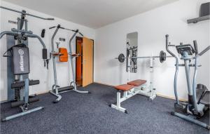 Posilňovňa alebo fitness centrum v ubytovaní Awesome Home In Marcana With Jacuzzi