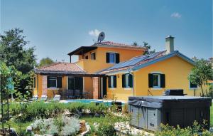 żółty dom z basenem przed nim w obiekcie Nice Home In Rezanci With Wifi w mieście Režanci +37 zdjęć