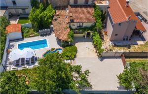 Bazén v ubytovaní 4 Bedroom Lovely Home In Veliki Vareski alebo v jeho blízkosti