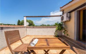 Balkón alebo terasa v ubytovaní 4 Bedroom Lovely Home In Veliki Vareski