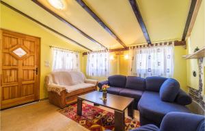 Posezení v ubytování 4 Bedroom Lovely Home In Veliki Vareski