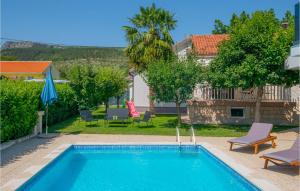 Bazén v ubytování Three-Bedroom Holiday Home In Donji Prolozac nebo v jeho okolí