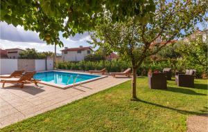 Bazén v ubytování Three-Bedroom Holiday Home In Donji Prolozac nebo v jeho okolí