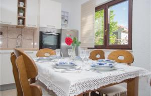 Kuchyň nebo kuchyňský kout v ubytování Three-Bedroom Holiday Home In Donji Prolozac
