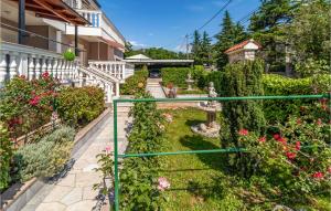 Vonkajšia záhrada v ubytovaní 2 Bedroom Lovely Apartment In Jadranovo