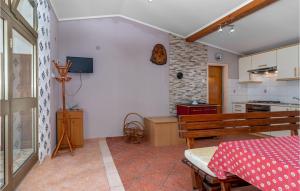 Kuchyňa alebo kuchynka v ubytovaní 2 Bedroom Lovely Apartment In Jadranovo
