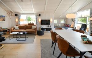 una sala de estar con una mesa y un sofá en Nice Home In Glesborg With Sauna, en Glesborg