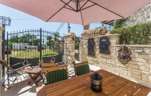 Kawasan patio atau luaran di Amazing Home In Porec With Kitchen