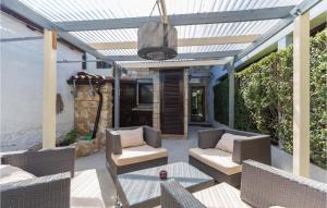 Ruang duduk di Amazing Home In Porec With Kitchen