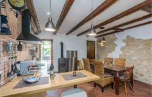 Dapur atau dapur kecil di Amazing Home In Porec With Kitchen