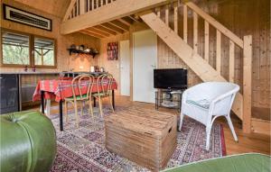 TV a/nebo společenská místnost v ubytování Cozy Home In Saint-Georges-En-Auge