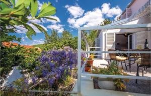 Vonkajšia záhrada v ubytovaní Two-Bedroom Holiday Home In Kraljevica