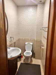 Et badeværelse på Дача на Чарваке Юсуфхона + 36 billeder