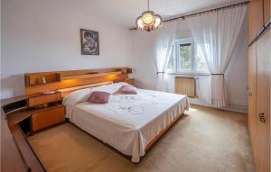 Postel nebo postele na pokoji v ubytování Stunning Apartment In Koromacno