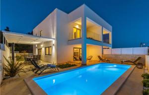 Linardićiにある3 Bedroom Gorgeous Home In Linardiciの正面にプールがある家 +36枚の写真