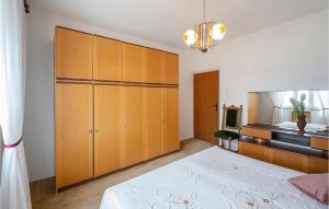 Postel nebo postele na pokoji v ubytování Stunning Apartment In Koromacno