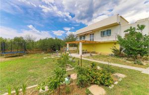 Vonkajšia záhrada v ubytovaní Holiday Home Kastel Gomilica With Sea View I