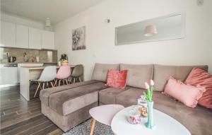 Posedenie v ubytovaní Cozy Apartment In Okrug Gornji