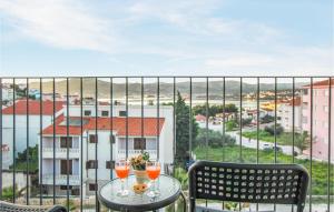 Nápoje v ubytovaní Cozy Apartment In Okrug Gornji + 27 fotografií