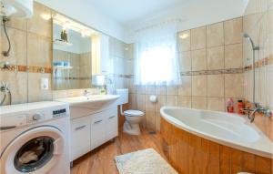 Kúpeľňa v ubytovaní Gorgeous Apartment In Duce With Wifi + 16 fotografií