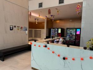 un vestíbulo con dos máquinas tragaperras y un mostrador en The Colony KLCC by Zenith Suites, en Kuala Lumpur 54 fotos más