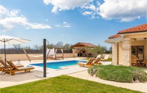 Bazén v ubytovaní 3 Bedroom Cozy Home In Kljuc alebo v jeho blízkosti