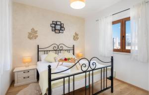 Posteľ alebo postele v izbe v ubytovaní 3 Bedroom Cozy Home In Kljuc