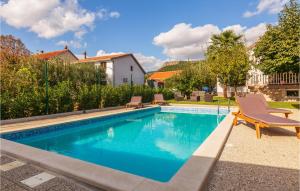 Bazén v ubytování Three-Bedroom Holiday Home In Donji Prolozac nebo v jeho okolí