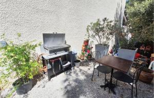 Βραδινή ψυχαγωγία για τους επισκέπτες του Awesome Apartment In Narbonne With Wifi