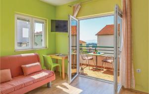 TV a/nebo společenská místnost v ubytování Apartment Makarska With Sea View 294