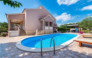 basen przed domem w obiekcie Three-Bedroom Holiday Home In Murvica w mieście Murvica +37 zdjęć