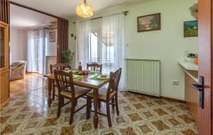 Posezení v ubytování Stunning Apartment In Koromacno