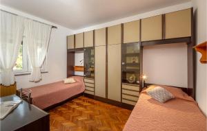 Postel nebo postele na pokoji v ubytování Stunning Apartment In Koromacno