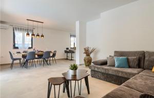 a living room with a couch and a dining room at Gorgeous Home In Galizana With Kitchen in Galižana