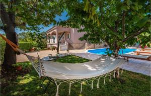 Basen w obiekcie Three-Bedroom Holiday Home In Murvica lub w pobliżu