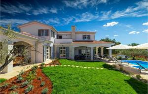 une maison avec une cour et une piscine dans l'établissement Villa Carpe Diem, à Poreč