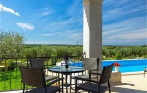 un patio avec une table et des chaises et une piscine dans l'établissement Villa Carpe Diem, à Poreč