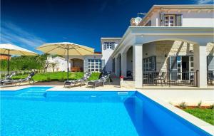 une piscine devant une maison dans l'établissement Villa Carpe Diem, à Poreč