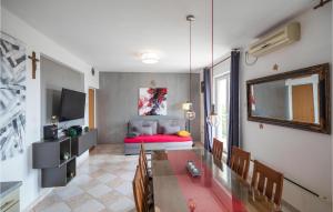 TV a/nebo společenská místnost v ubytování Holiday Home Kastel Gomilica With Sea View I
