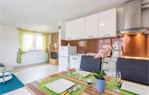 Kuchyň nebo kuchyňský kout v ubytování Holiday Home Valbandon I