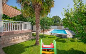 Bazén v ubytování Three-Bedroom Holiday Home In Donji Prolozac nebo v jeho okolí
