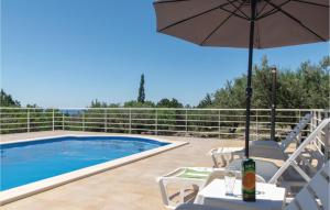 Bazén v ubytování Holiday Home Pelegrin 58 nebo v jeho okolí