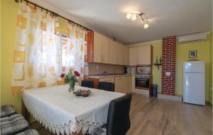 Kuchyň nebo kuchyňský kout v ubytování Holiday Home Pelegrin 58