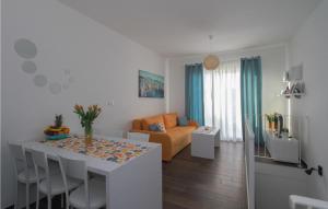 Posedenie v ubytovaní Lovely Apartment In Okrug Gornji