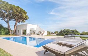 Bazén v ubytovaní 2 Bedroom Awesome Home In Marbella alebo v jeho blízkosti