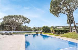 Bazén v ubytovaní 2 Bedroom Awesome Home In Marbella alebo v jeho blízkosti