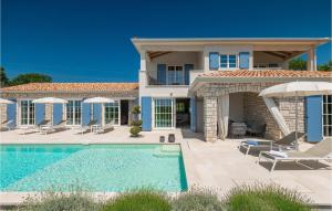 une villa avec piscine et une maison dans l'établissement Villa Carinzia, à Poreč